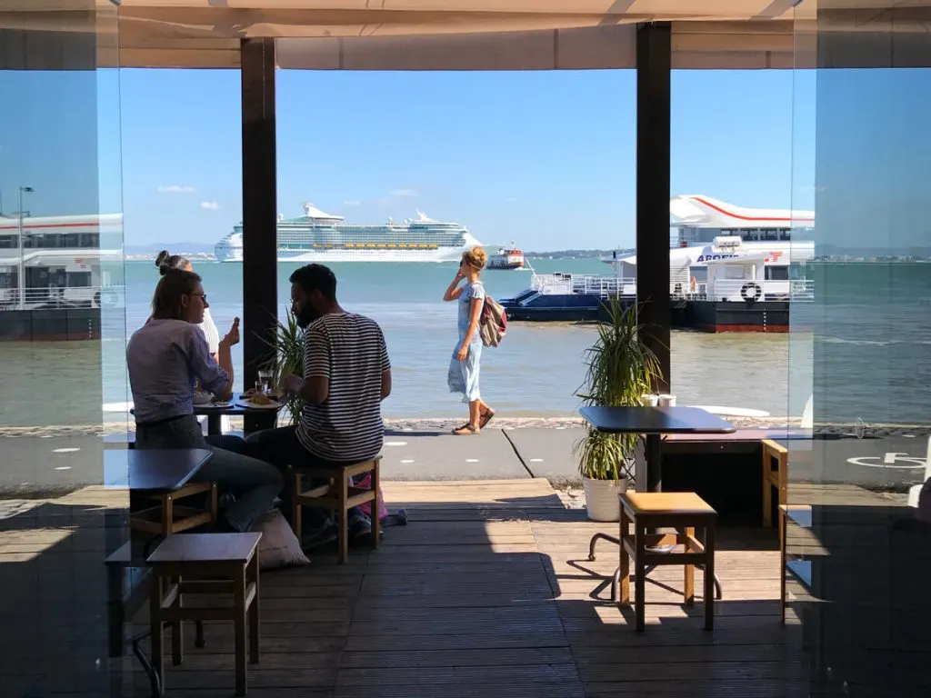 A esplanada sobre o Tejo...